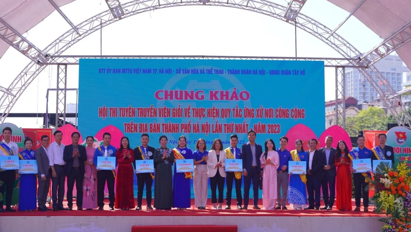 Ban Tổ chức tôn vinh những đội có thành tích xuất sắc tại Hội thi.