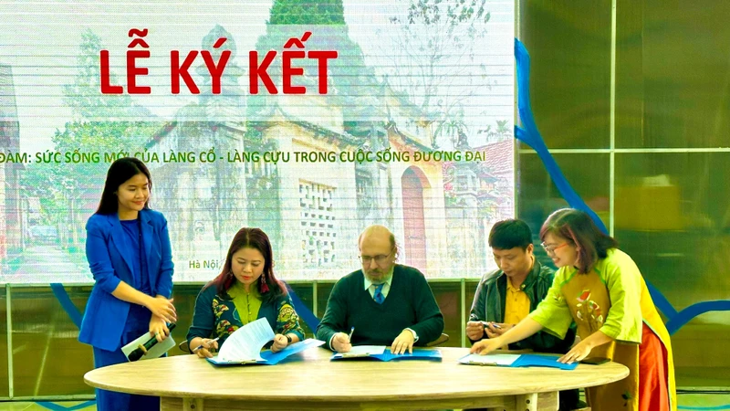 Các bên ký kết hợp tác để bảo tồn, phát huy giá trị di sản làng Cựu.