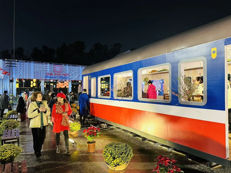 Du khách khám phá không gian "Chuyến tàu quê hương" tại chương trình.