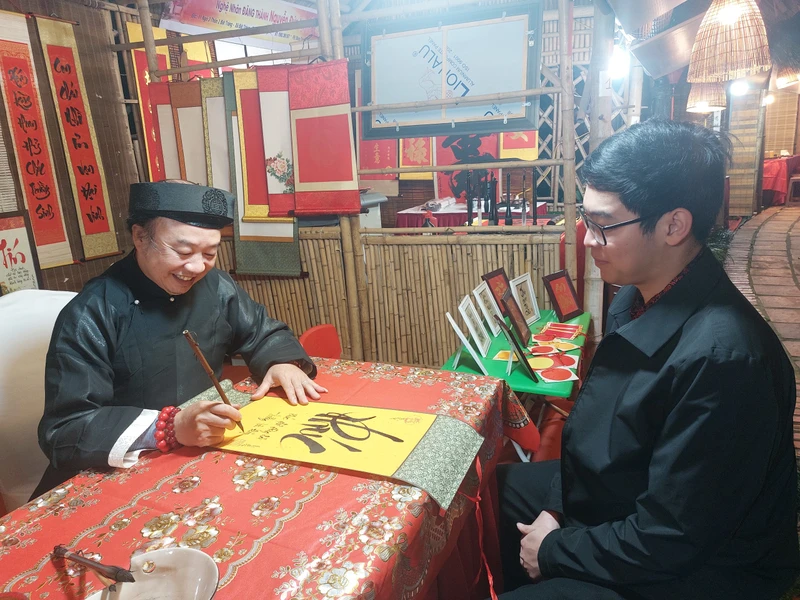 Du khách phấn khởi nhận chữ ngay sau Lễ khai mạc.