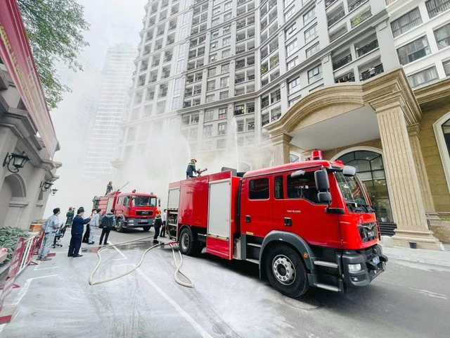 DIễn tập phòng cháy, chữa cháy tại quận Hoàng Mai (Hà Nội).