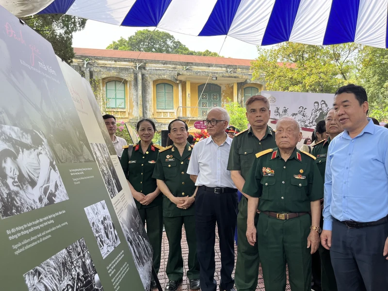 Các đại biểu cùng nhau ôn lại ký ức về đường Trường Sơn.