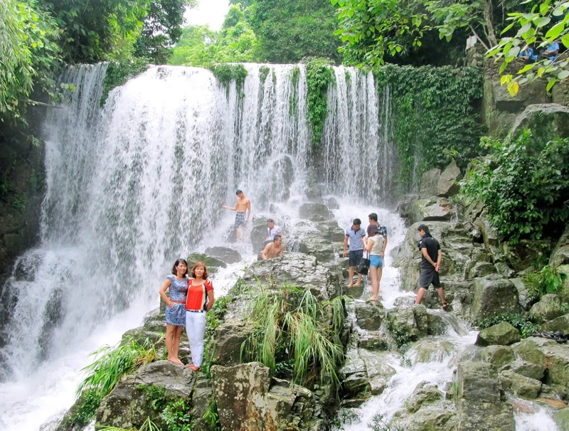 Rất đông khách du lịch đến Khu du lịch Khoang Xanh-Suối Tiên để tránh nóng.