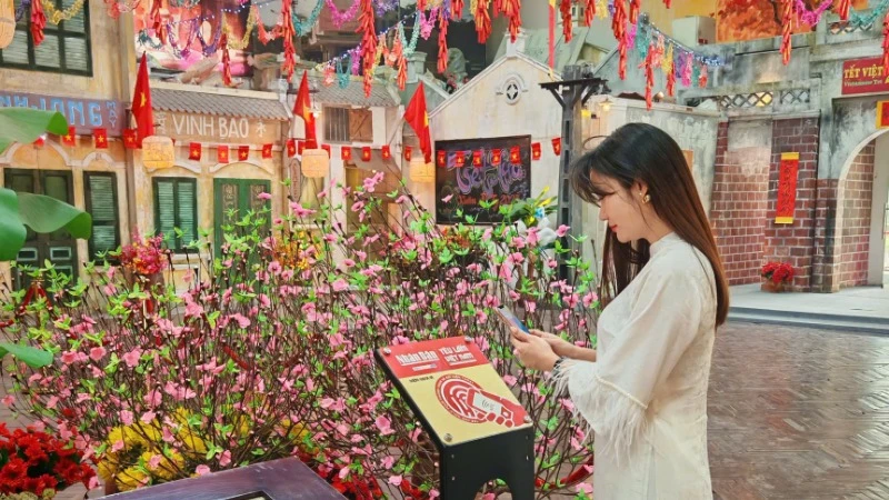 Khách du lịch trải nghiệm bảng gắn chíp NFC tại Hoàng thành Thăng Long.