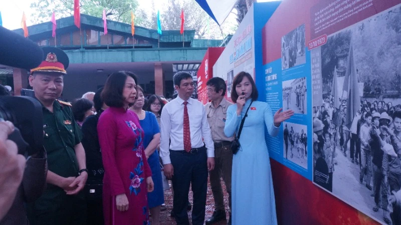 Các đại biểu tham quan triển lãm Con đường thống nhất tại Hoàng thành Thăng Long.