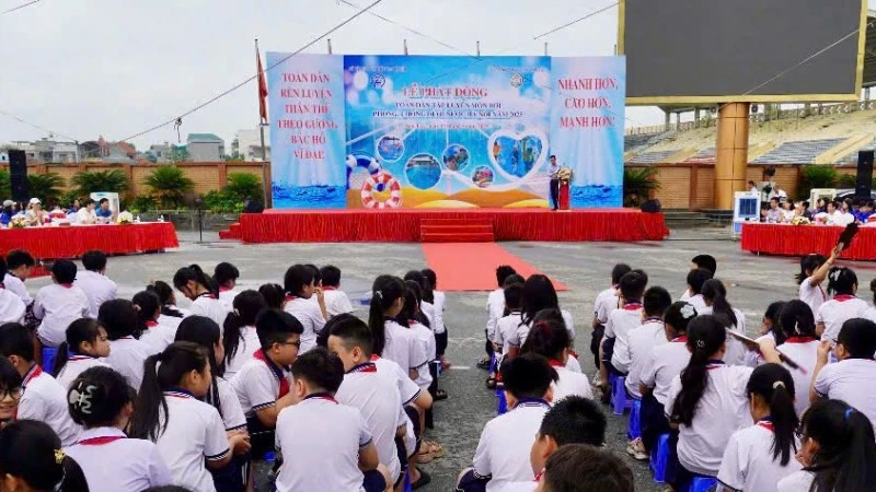 Các em học sinh được trang bị kiến thức về phòng, chống đuối nước khi hè về. 
