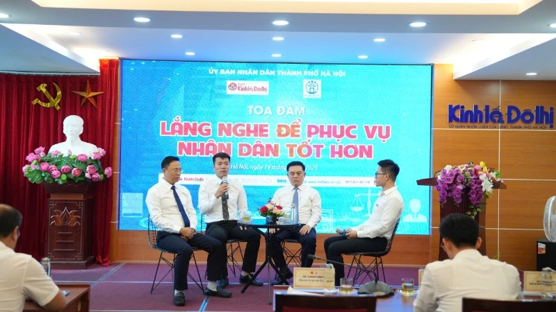 Các đại biểu trao đổi về việc làm thế nào để Trung tâm Phục vụ hành chính công giải quyết công việc hiệu quả hơn nữa.