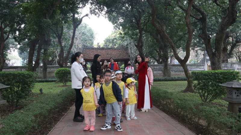 Các em học sinh tham quan, học tập tại Văn Miếu-Quốc Tử Giám.