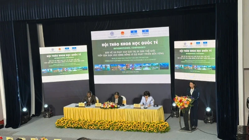Phó Chủ tịch UBND Thành phố Hà Nội Vũ Thu Hà phát biểu tại hội thảo. 