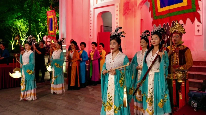 Tái hiện những nét đẹp văn hóa Thăng Long tại tour đêm.