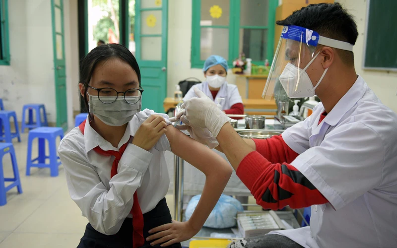 Tiêm vaccine Covid-19 cho trẻ em từ 5 đến dưới 12 tuổi tại quận Hoàn Kiếm, Hà Nội. (Ảnh MINH HÀ) 