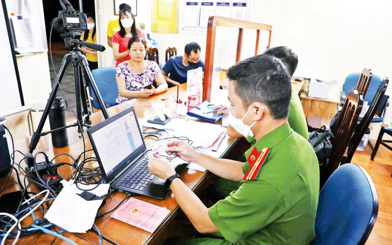 Công an xã Yên Thường, huyện Gia Lâm làm thủ tục cấp căn cước công dân gắn chíp cho người dân. (Ảnh PHẠM KIÊN) 