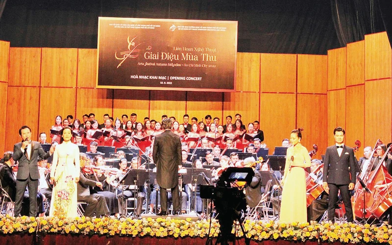 Các nghệ sĩ biểu diễn trong đêm khai mạc "Giai điệu mùa thu". 