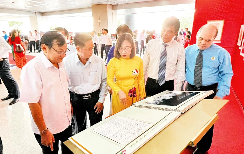Triển lãm về "Không gian văn hóa Hồ Chí Minh" tại quận 1. 