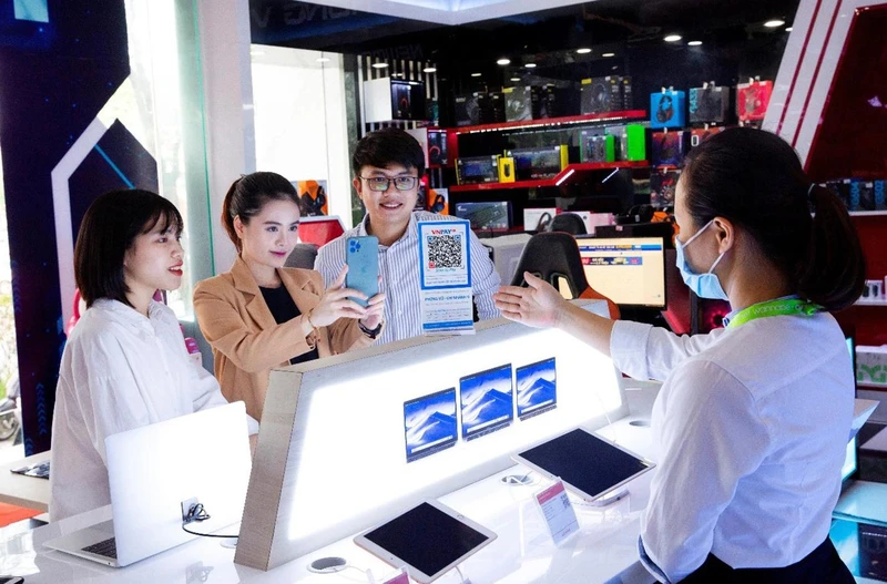 Khách hàng sử dụng phương thức quét mã VNPAY-QR trong thanh toán. (Ảnh ÁNH DƯƠNG) 