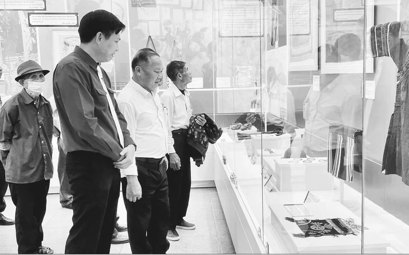 Người dân tham quan Trưng bày chuyên đề “Mỗi kỷ vật một câu chuyện”. 