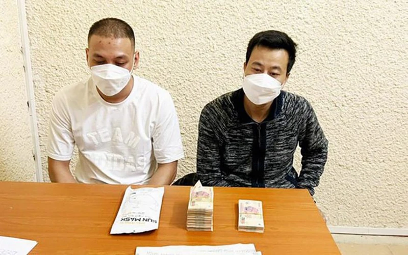 Hai đối tượng Trần Văn Hiếu và Nguyễn Thanh Tùng khai quen nhau trên nhóm "Hội những người vỡ nợ muốn làm liều". 