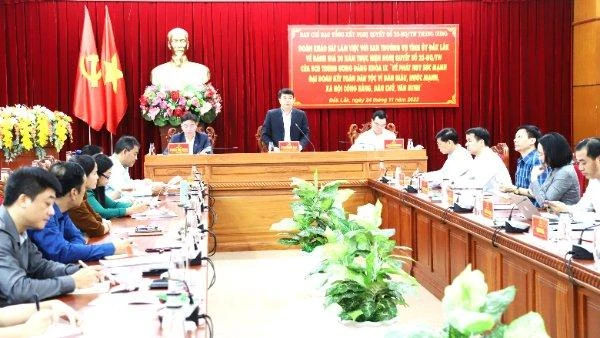 Đồng chí Y Thanh Hà Niê Kdăm, Trưởng đoàn công tác Ban Chỉ đạo Trung ương tổng kết Nghị quyết số 23-NQ/TW của Ban Chấp hành Trung ương Đảng khóa IX phát biểu tại buổi làm việc.