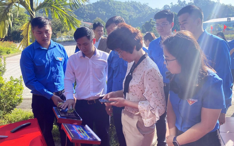 Hướng dẫn du khách tham quan trải nghiệm số hóa Khu di tích lịch sử Nà Tu. 