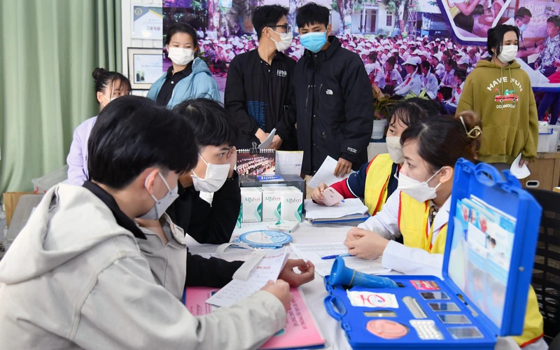 Tuyên truyền, giáo dục sức khỏe sinh sản và nâng cao nhận thức về phòng, chống HIV/AIDS cho các lao động trẻ trên địa bàn quận Long Biên (Hà Nội). (Ảnh NGUYỄN ÐĂNG) 