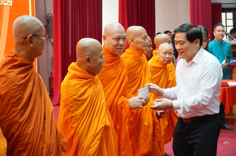 Lãnh đạo Ủy ban Dân tộc có dịp thăm, tặng quà cho các vị chức sắc tôn giáo và người có uy tín tại tỉnh Sóc Trăng
