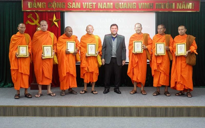 Thứ trưởng, Phó Chủ nhiệm Y Thông tặng quà của UBDT cho đại biểu Người có uy tín trong đồng bào DTTS tỉnh Kiên Giang