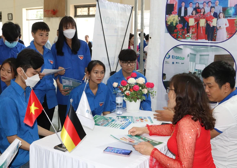 Gần 1.000 đoàn viên, thanh niên các dân tộc tham gia ngày hội việc làm.
