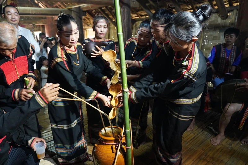 Chuẩn bị rượu cần cho buổi lễ kết nghĩa.