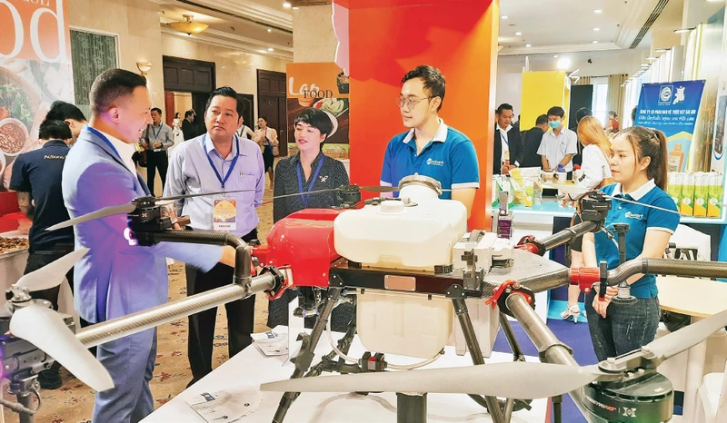Các đại biểu tham quan các gian hàng trưng bày tại Diễn đàn Thương mại và Ðầu tư Việt Nam-Lào. 