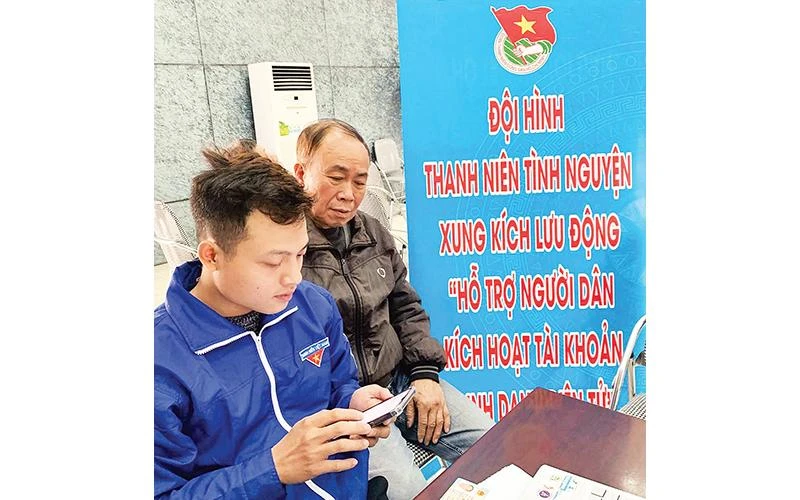 Thanh niên quận Hoàng Mai hỗ trợ người dân kích hoạt tài khoản định danh điện tử. 