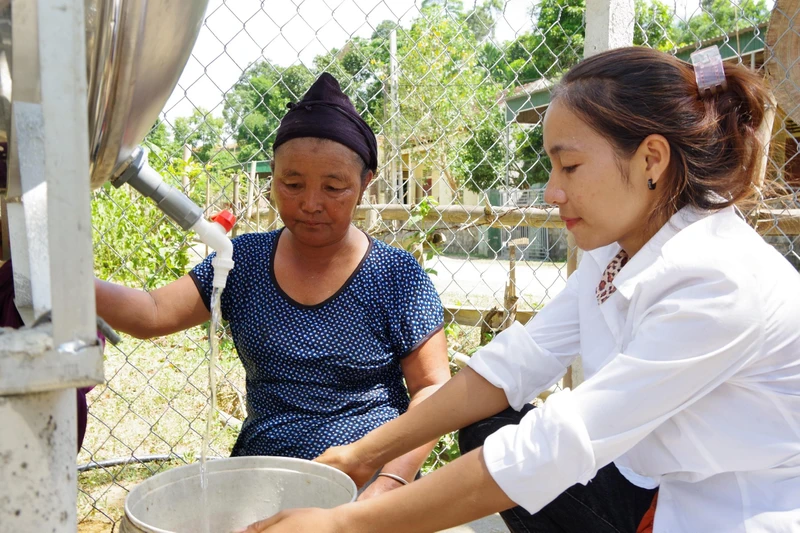 Niềm vui của người dân khi có nước sinh hoạt về ngay tại bản.