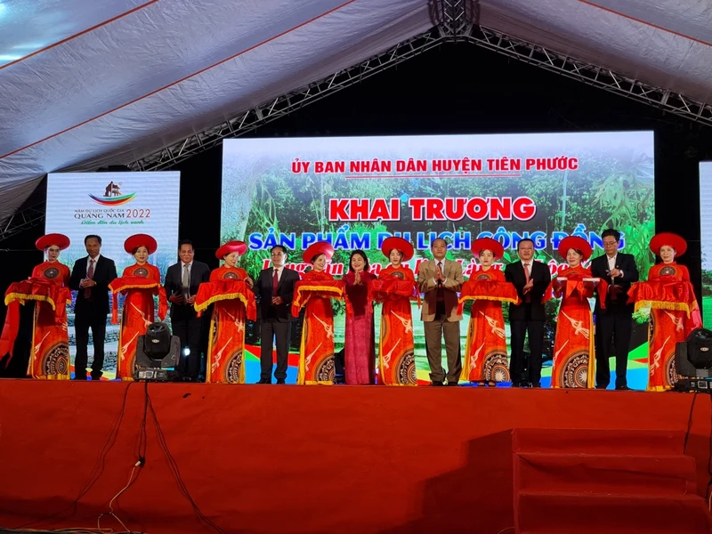 Cắt băng khai trương sản phẩm du lịch cộng đồng Làng cổ Lộc Yên. 