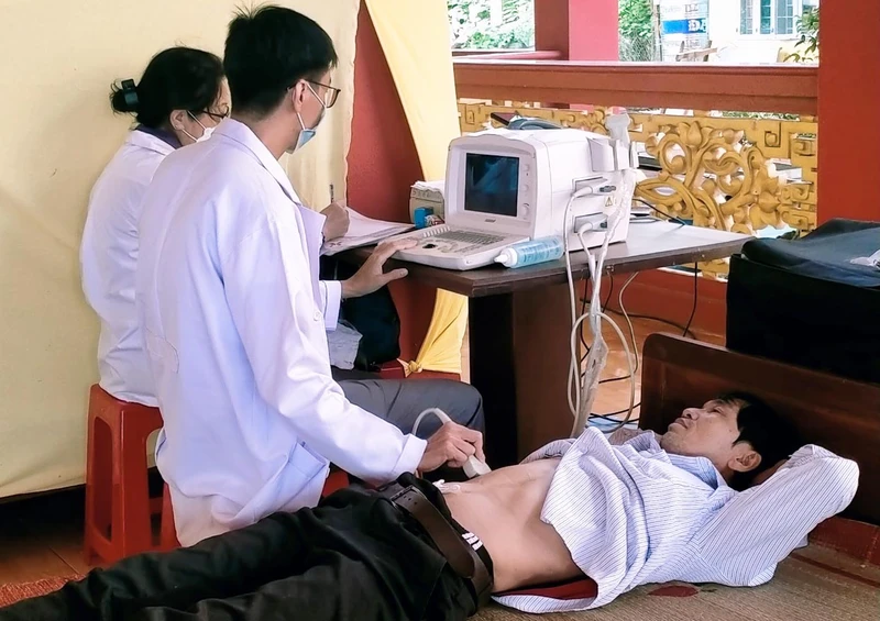  Khám bệnh, phát thuốc miễn phí và tặng quà cho người nghèo, khó khăn xã Ia Pal, huyện Chư Sê, Gia Lai
