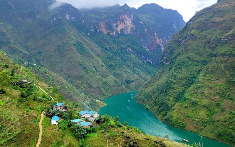 Sông Nho Quế (Hà Giang) như dải lụa xanh giữa núi non hùng vĩ luôn thu hút khách du lịch. 