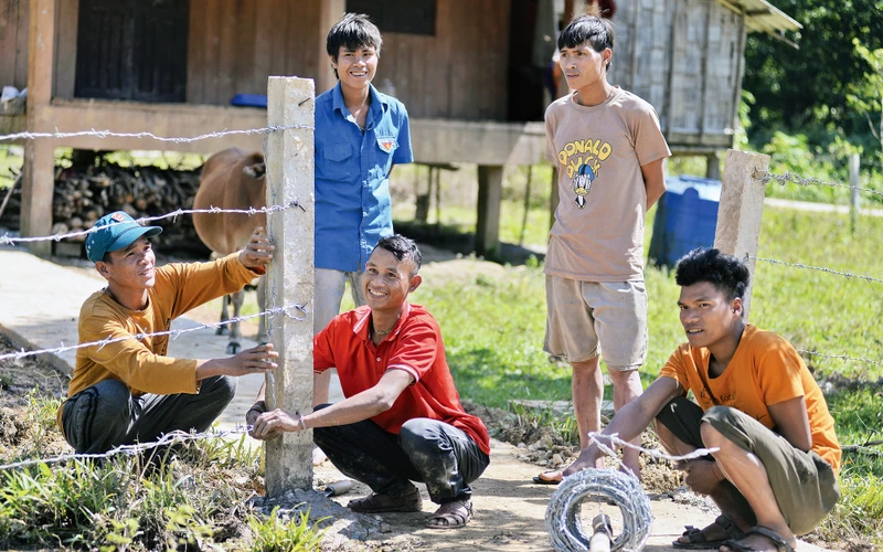 Cán bộ chính quyền "ba cùng" với bà con dân tộc Arem ở Bản 39. Ảnh: Mạnh Trường 