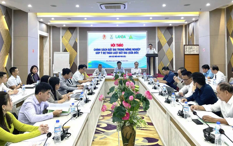 Hội thảo "Chính sách đất đai trong nông nghiệp - góp ý dự thảo Luật Ðất đai sửa đổi" do Trường Ðào tạo cán bộ Lê Hồng Phong phối hợp với Trung tâm Nghiên cứu và Phát triển cộng đồng nông thôn tổ chức tại tỉnh Hòa Bình. (Ảnh Ðức Hoàng) 
