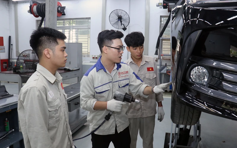Trường cao đẳng Cơ điện Hà Nội kiểm tra tay nghề của người lao động trước khi sang làm việc tại Nhật Bản. (Ảnh MINH THẮNG) 