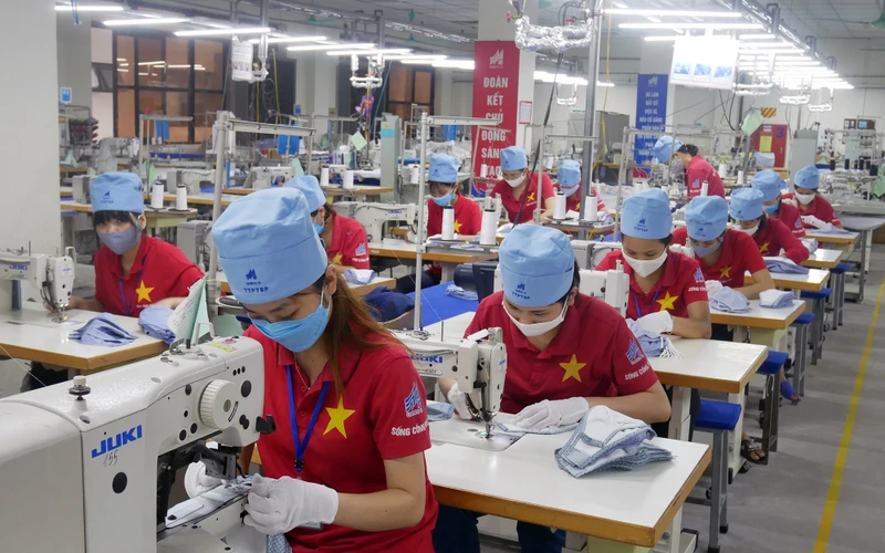 Sản xuất hàng may mặc xuất khẩu tại Tổng công ty May 10. 