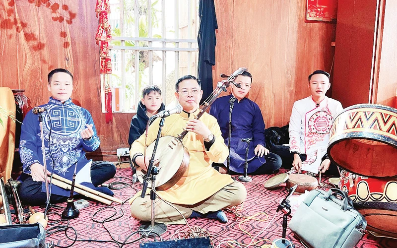 Nghệ nhân Bùi Quốc Thi trình diễn hát văn. 