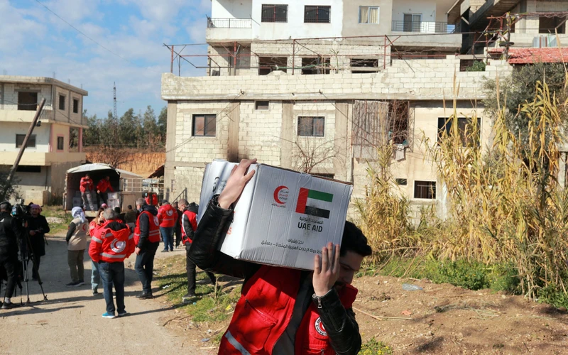 Ðưa hàng cứu trợ đến khu vực bị ảnh hưởng động đất ở Syria. (Ảnh REUTERS) 