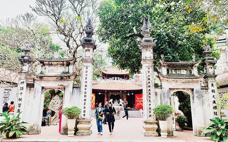 Khách du lịch tham quan đền Ðồng Cổ. 