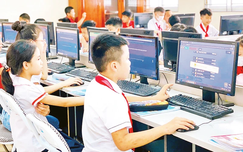 Giờ thực hành môn Tin học tại Trường tiểu học Ðan Phượng, huyện Ðan Phượng. (Ảnh THIÊN TÚ) 