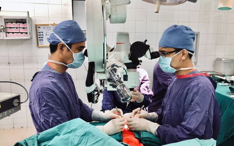 Hoạt động mổ phiên tại Bệnh viện Hữu nghị Việt Ðức đã trở lại bình thường. Trong ảnh: Các bác sĩ Khoa Phẫu thuật Hàm mặt-Tạo hình-Thẩm mỹ thực hiện ca phẫu thuật nối da đầu bị lột đứt rời cho người bệnh. 