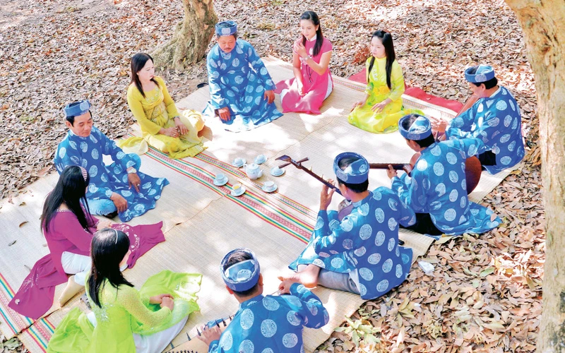 Biểu diễn đờn ca tài tử tại vườn nhãn cổ ở thành phố Bạc Liêu. (Ảnh Phan Thanh Cường). 