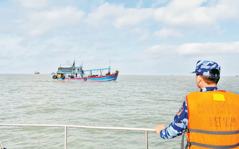 Cảnh sát biển tuần tra, kiểm soát trên biển. 