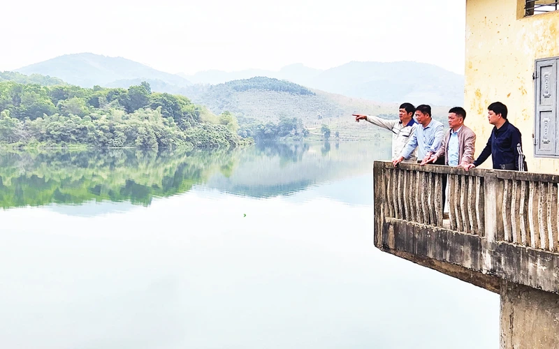 Lãnh đạo Công ty TNHH một thành viên Khai thác công trình thủy lợi Hòa Bình và Chi cục Ðê điều kiểm tra công tác tưới tiêu hồ Ðầm Bài tại xã Thịnh Minh, thành phố Hòa Bình. (Ảnh Trần Hảo) 