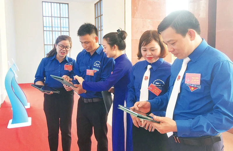 Tuổi trẻ Yên Bái tham gia hoạt động chuyển đổi số. 