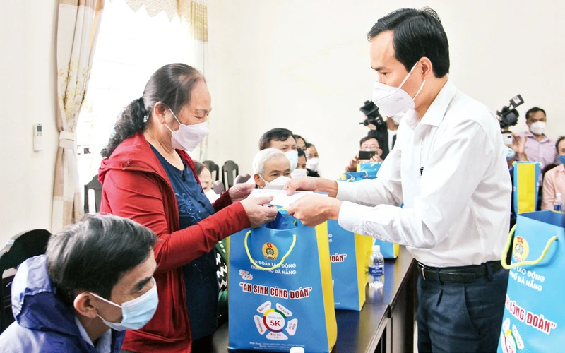 Ðại diện Liên đoàn Lao động thành phố Ðà Nẵng trao quà "An sinh công đoàn" tặng người lao động trên địa bàn thành phố. 