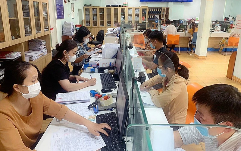 Tiếp nhận hồ sơ, giải quyết chính sách cho người lao động tại Bảo hiểm Xã hội Thành phố Hồ Chí Minh. 
