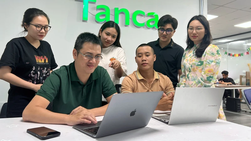 CEO Trần Viết Quân (áo xanh) cùng các cộng sự kiểm tra hoạt động của ứng dụng tanca.io. 